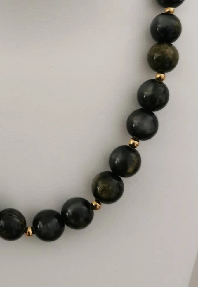 Muy hermoso collar con perlas con reflejos verdes y grises – photo 2